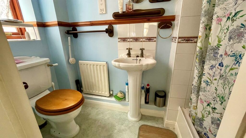 EN-SUITE 3 PIECE SHOWER ROOM