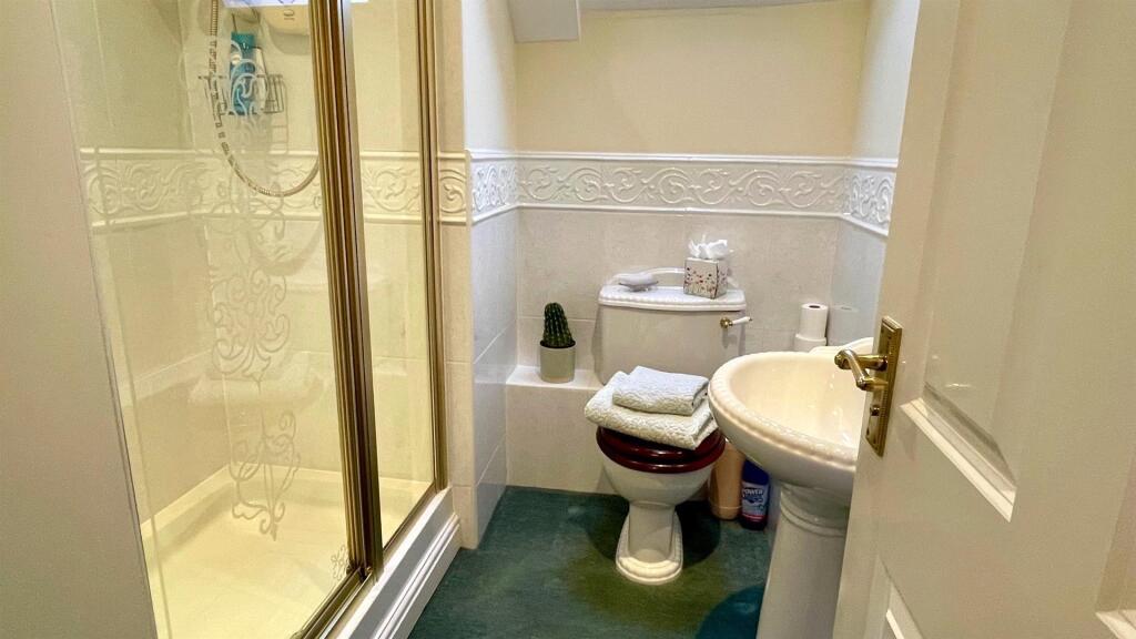 EN-SUITE 3 PIECE SHOWER ROOM