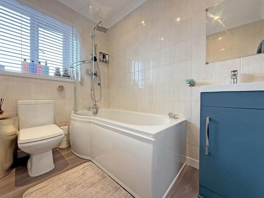 Hawkinge Gardens 34 - Bathroom.jpg