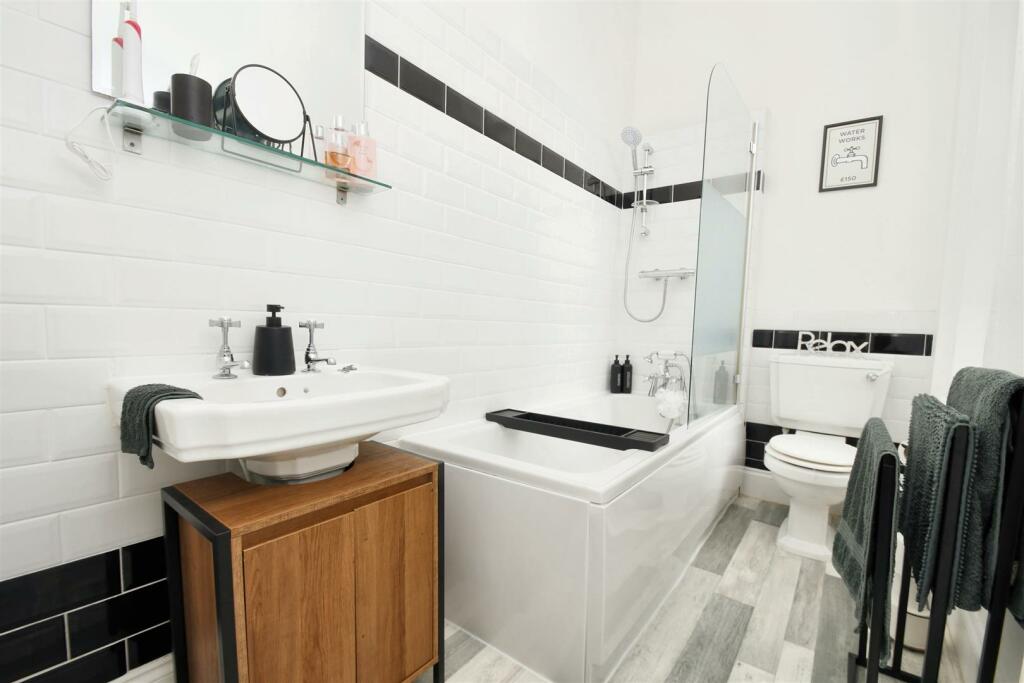 Bathroom 1.JPG