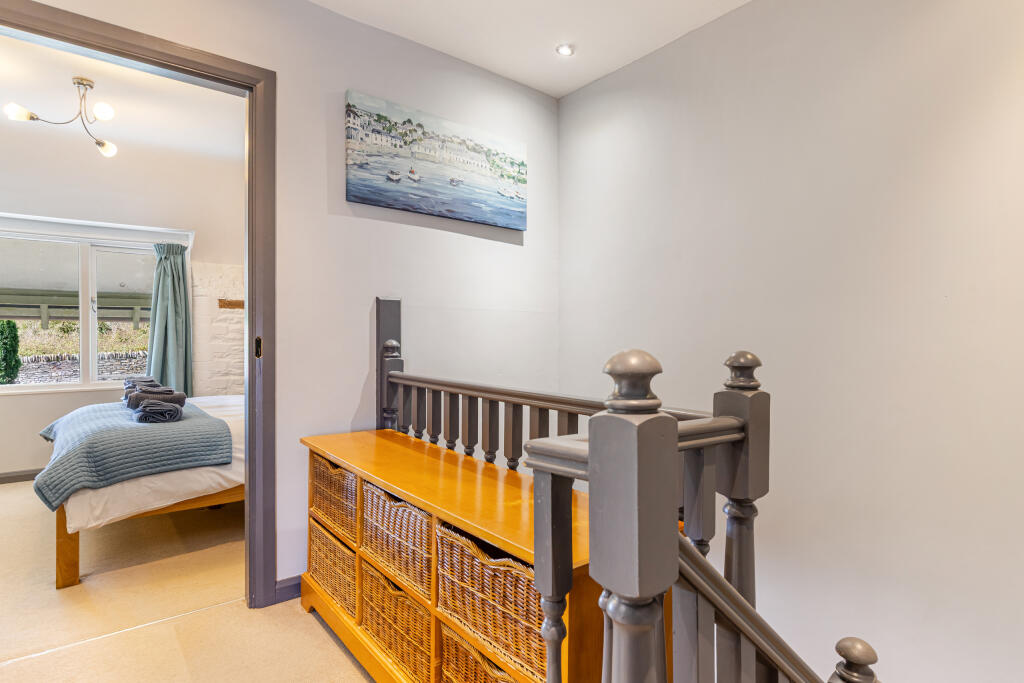 A13 - Hobbit Cottage Noss Mayo - 250912