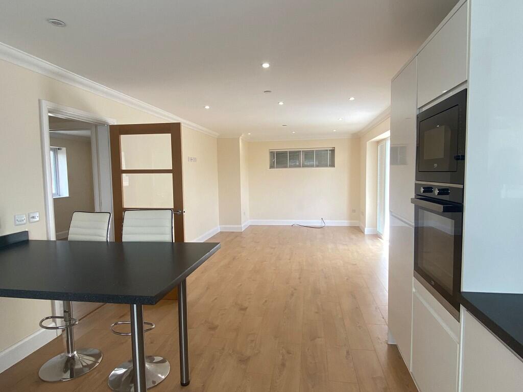 Kitchen / Lounge 