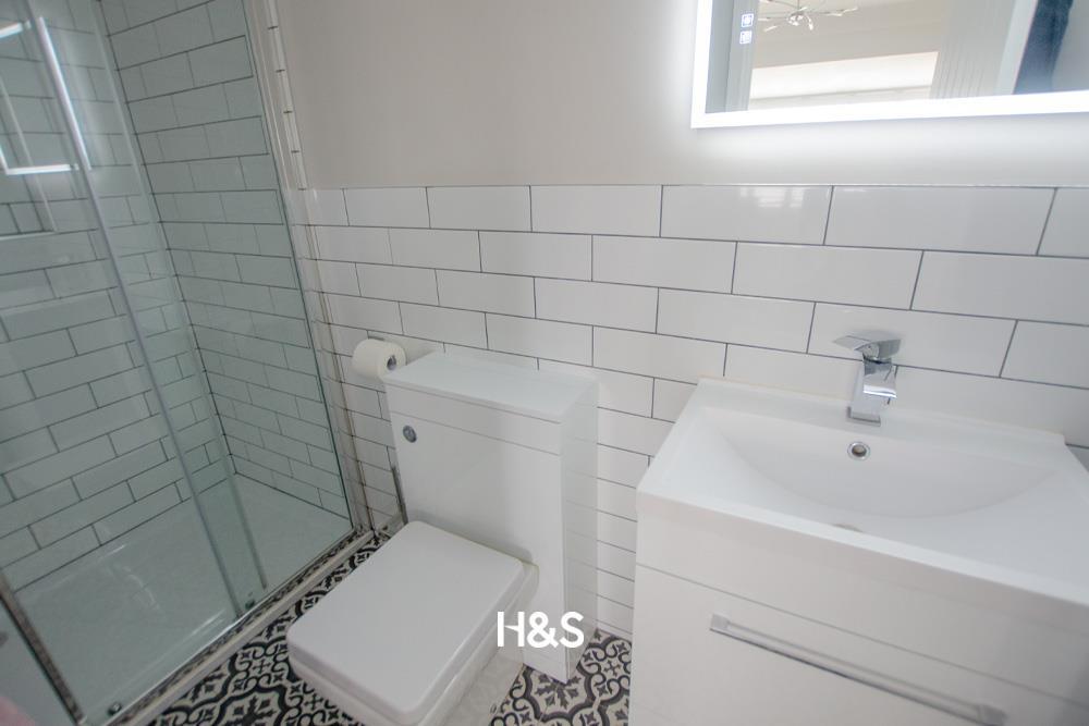 6 Starbold - Ensuite.jpg