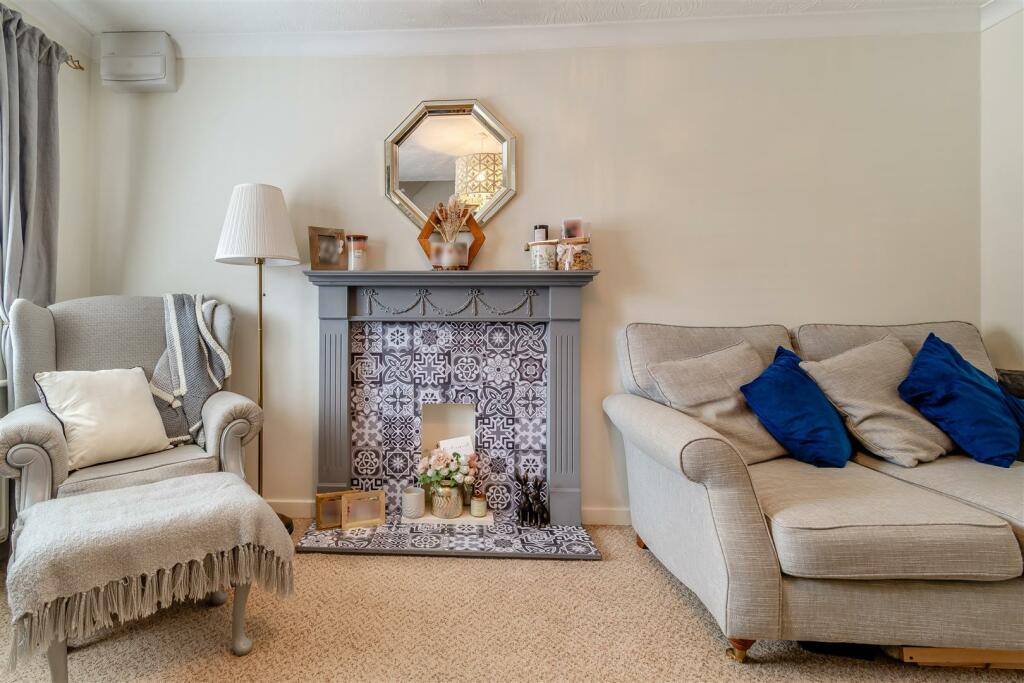 8616413-interior06v2.jpg