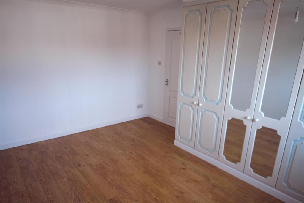 bedroom 111.jpg