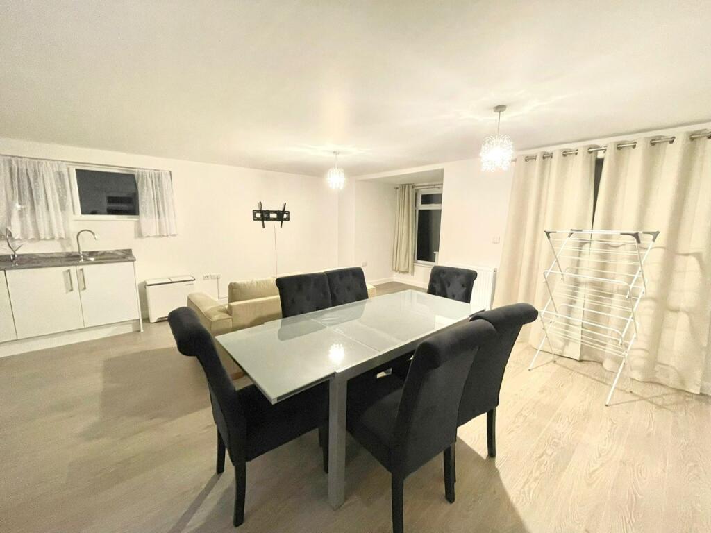 Kitchen dining area