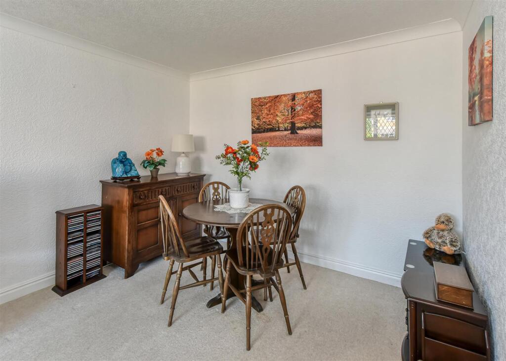 1 Oatlands Way-MAY25-lounge3.jpg