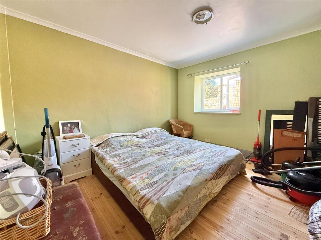 Coombe Bank Lodge - Bedroom 2.jpg