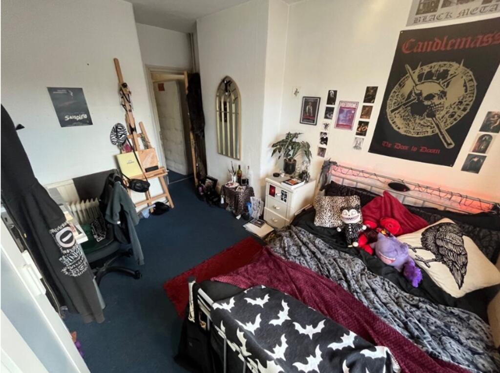 A cozy and creatively decorated double bedroom ...