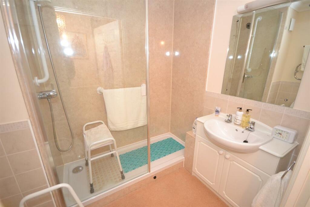 SHOWER ROOM
