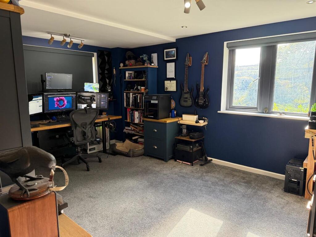 STUDY/FAMILY ROOM/BED 5