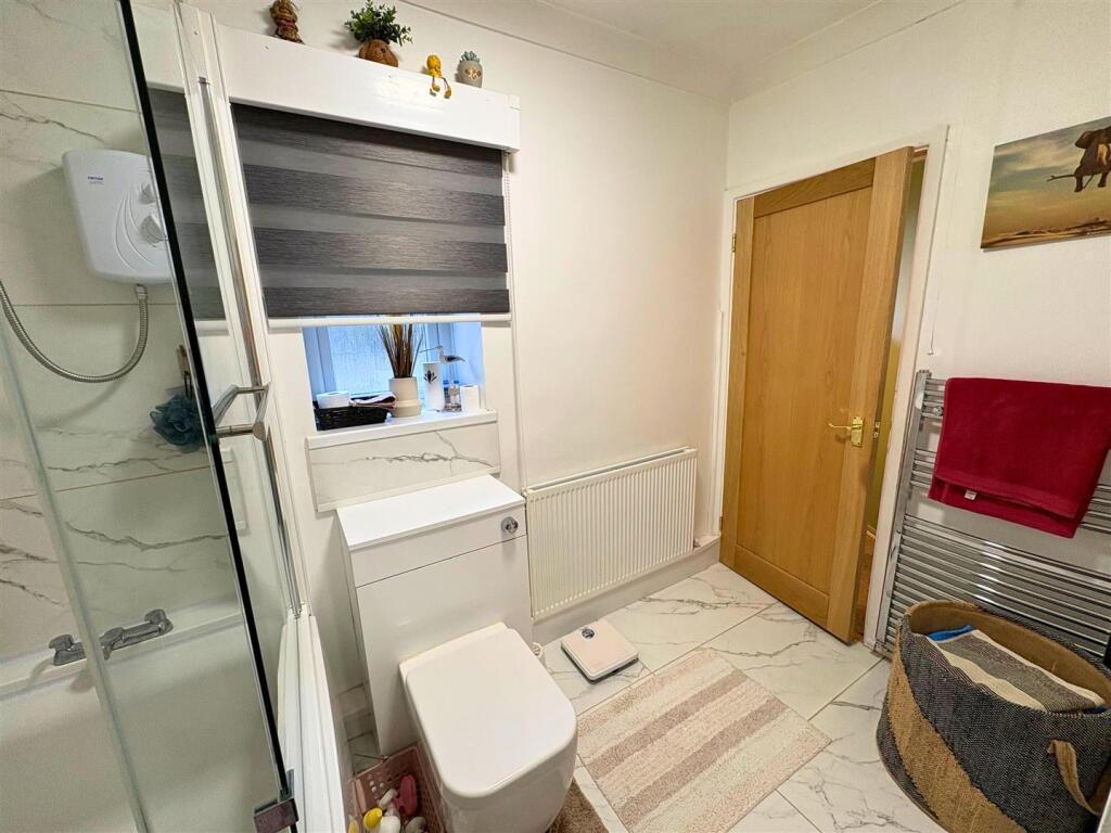 Bathroom c (edit).jpg