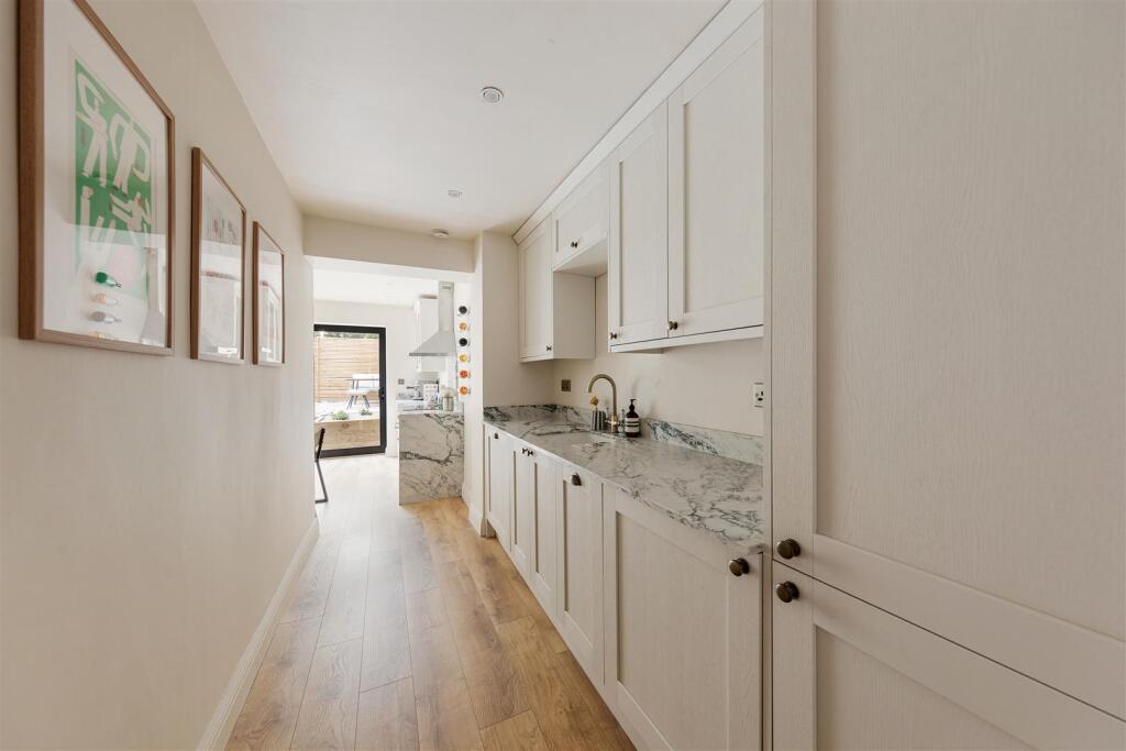 Fosters Close, E18