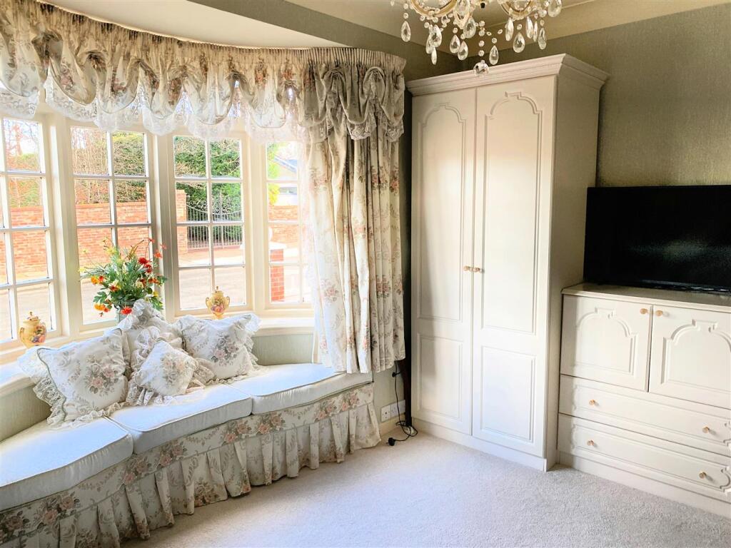 Downstairs Bedroom Linden Cottage.jpg