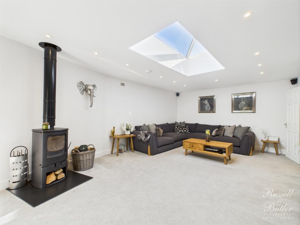 CAM01995G0-PR0295-STILL009