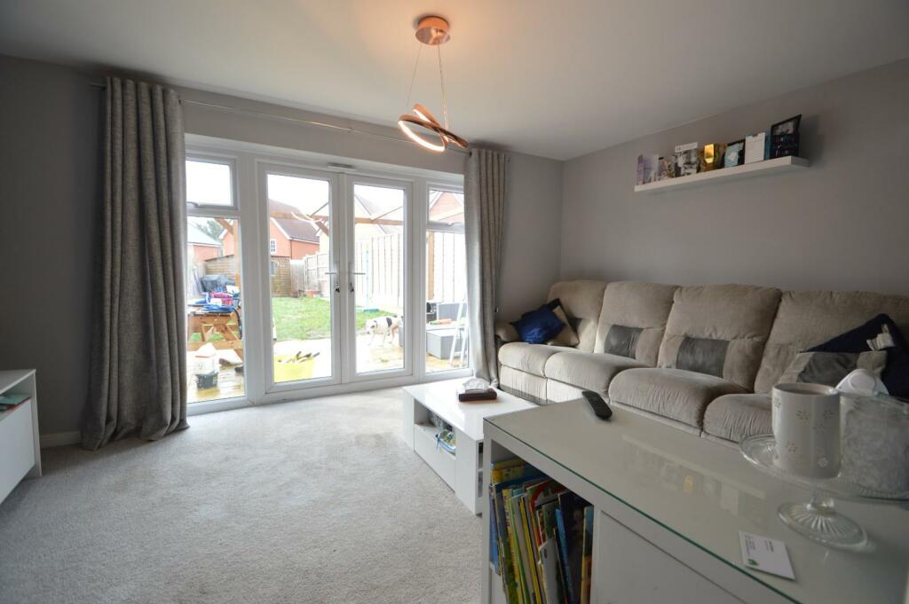 6 Starling Close lounge.JPG