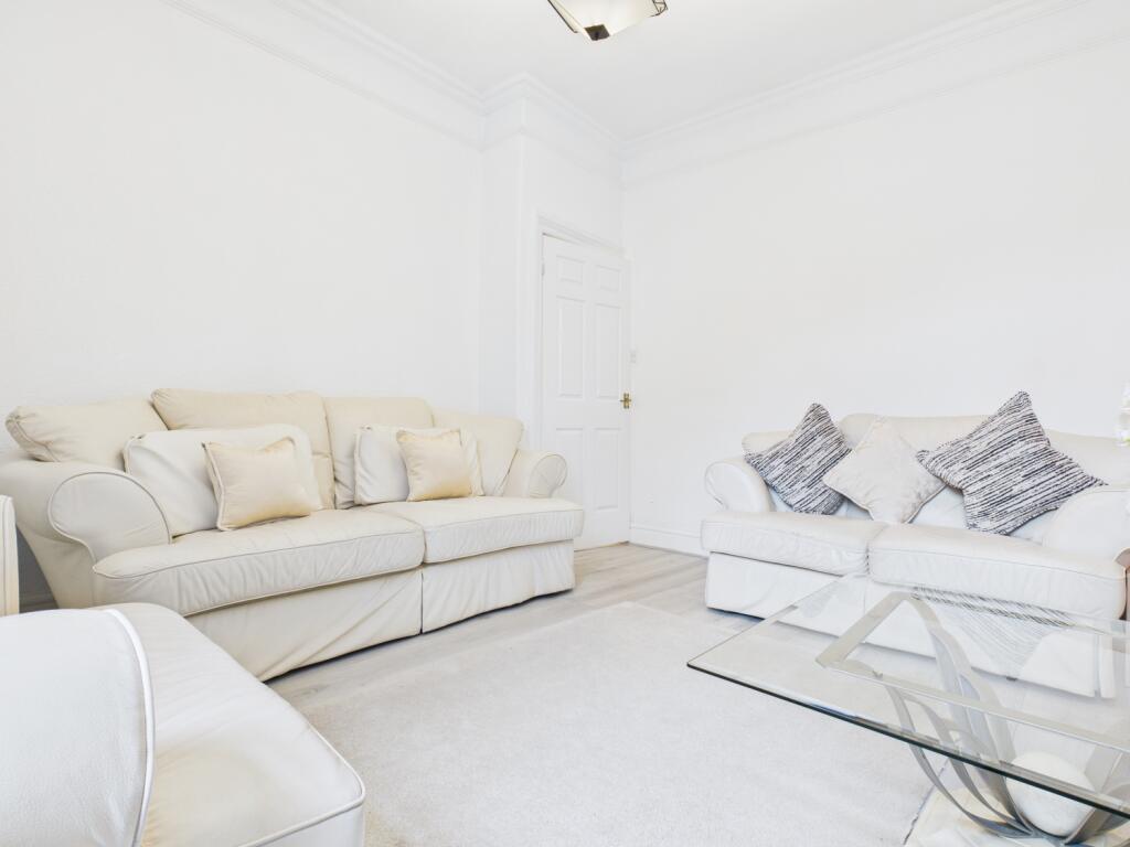 CAM03729G0-PR0166-STILL006