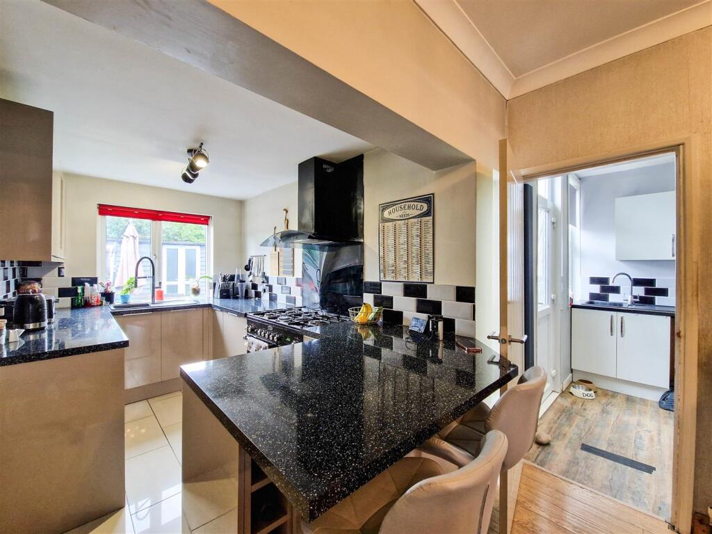 Kitchen with breakfast bar