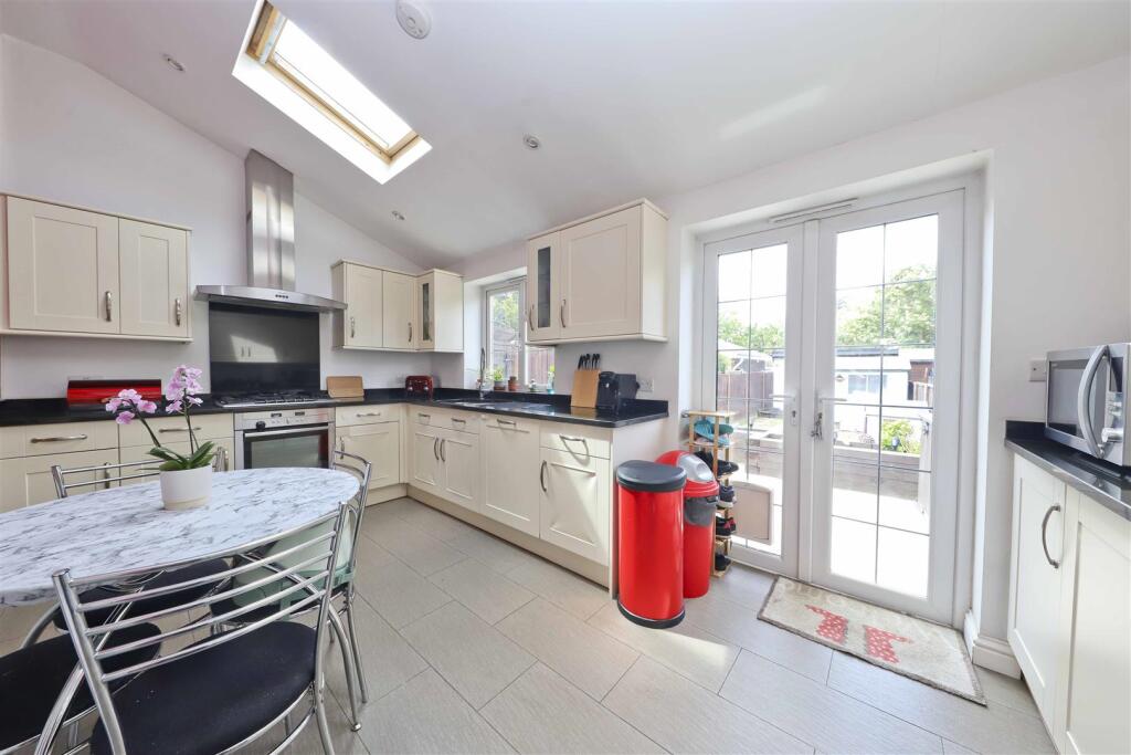 Kitchen / Breakfast Area