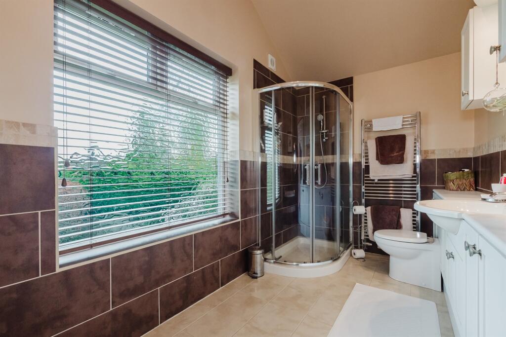 En-Suite Bathroom