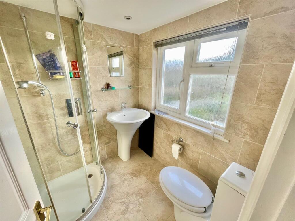 17 Laurel Ave En Suite.jpg