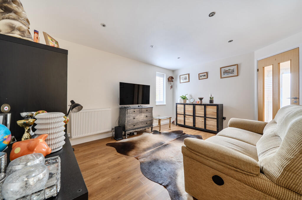 1374563-22-6904df...