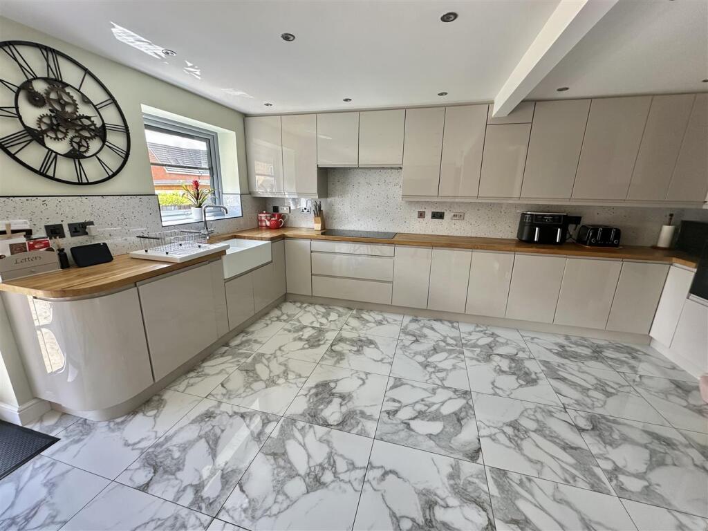 Bramleys Estate Agents - Little Green Lane - Heckm
