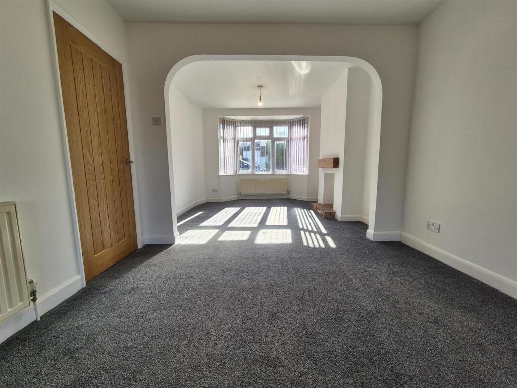 Spacious Through Lounge/Diner