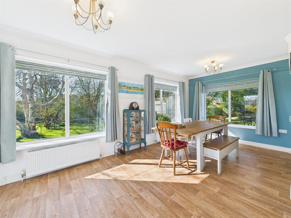 Dining room: