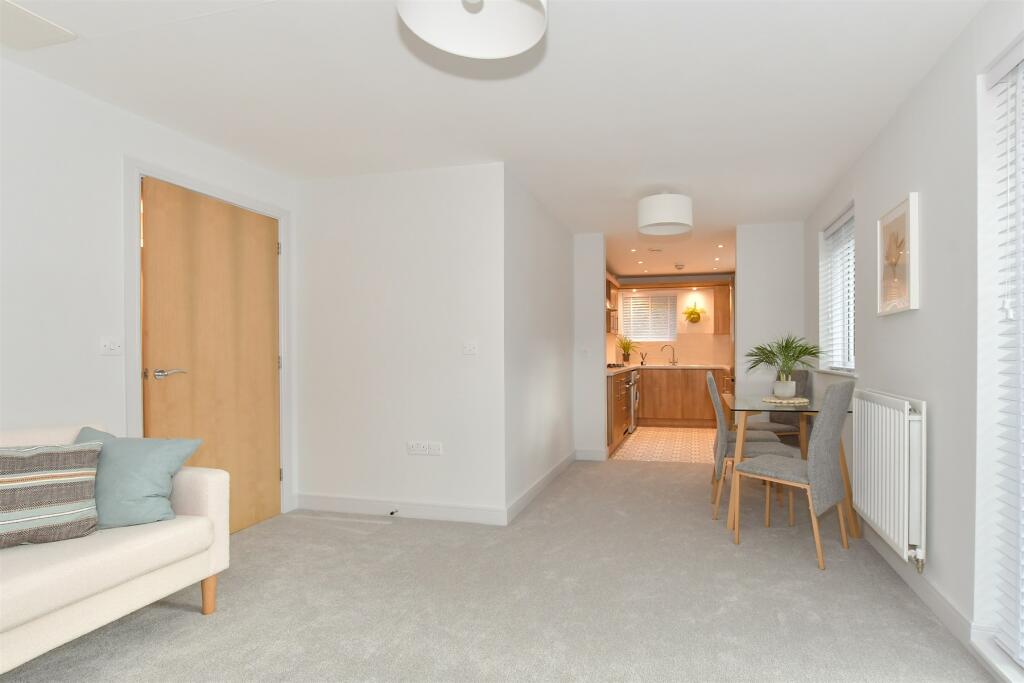 Lounge/Dining Area