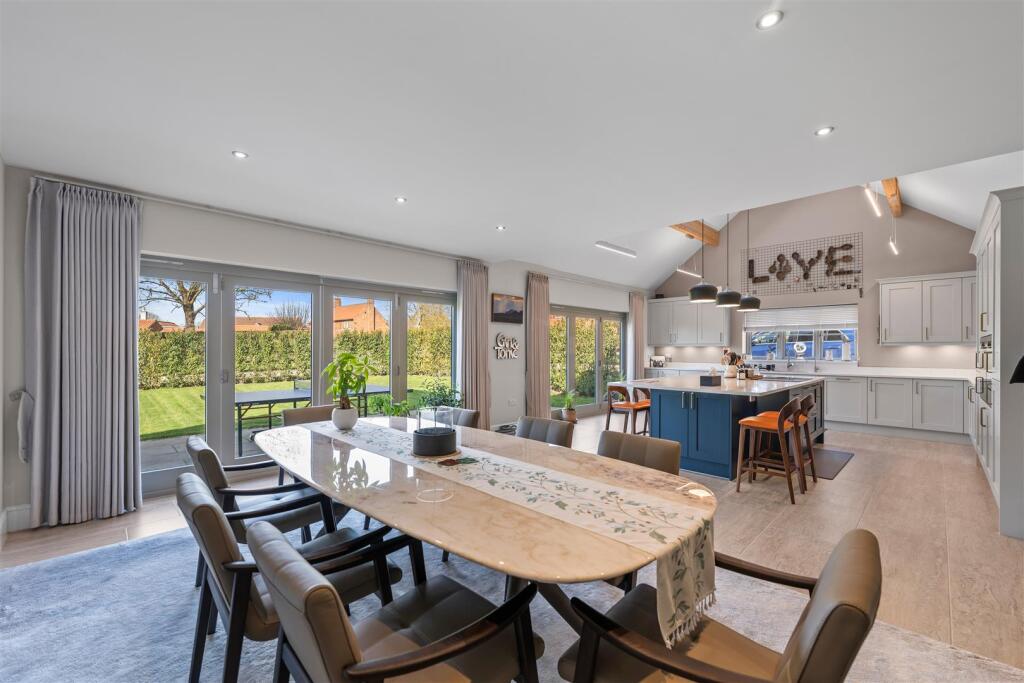 LIVING/DINING KITCHEN