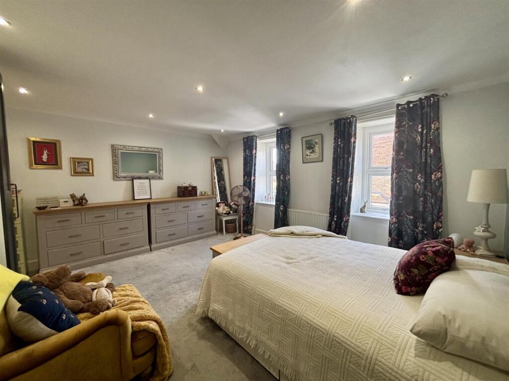 Main bedroom 3.jpg