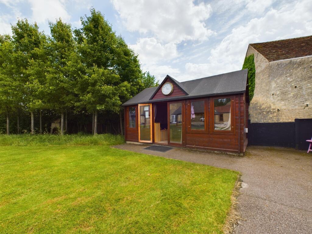 CAM02519G0-PR0134-STILL019