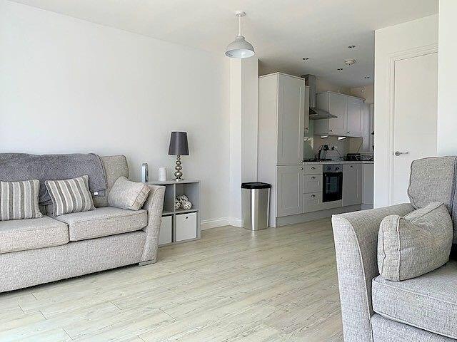 Lounge/Dining Area