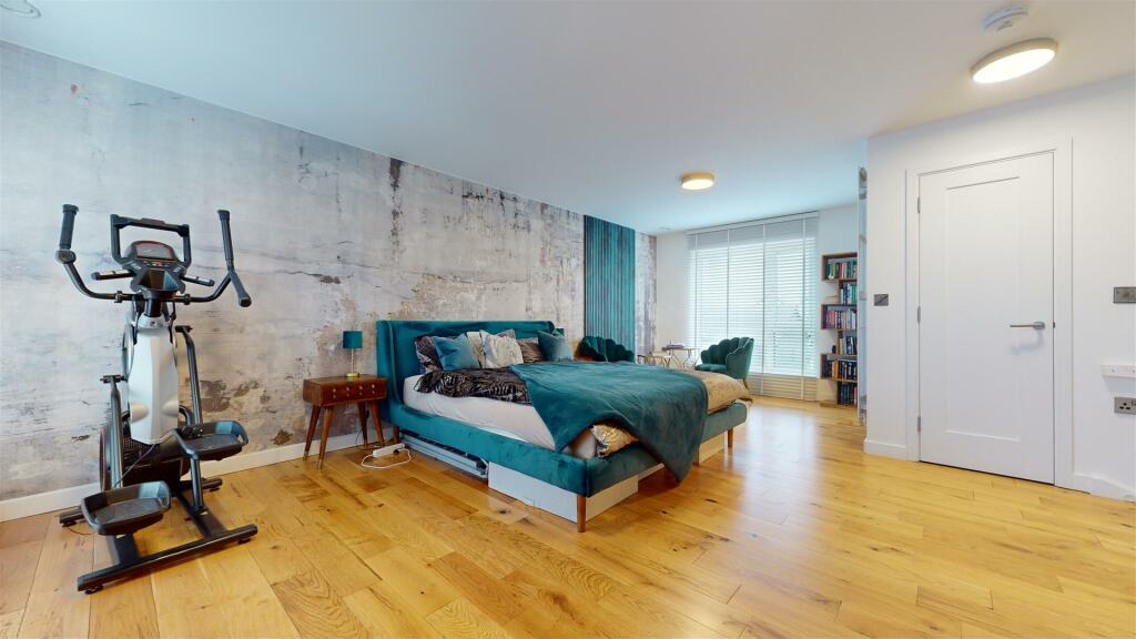 MASTER BEDROOM SUITE