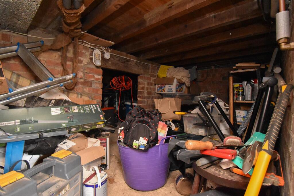 Crawl space/storage
