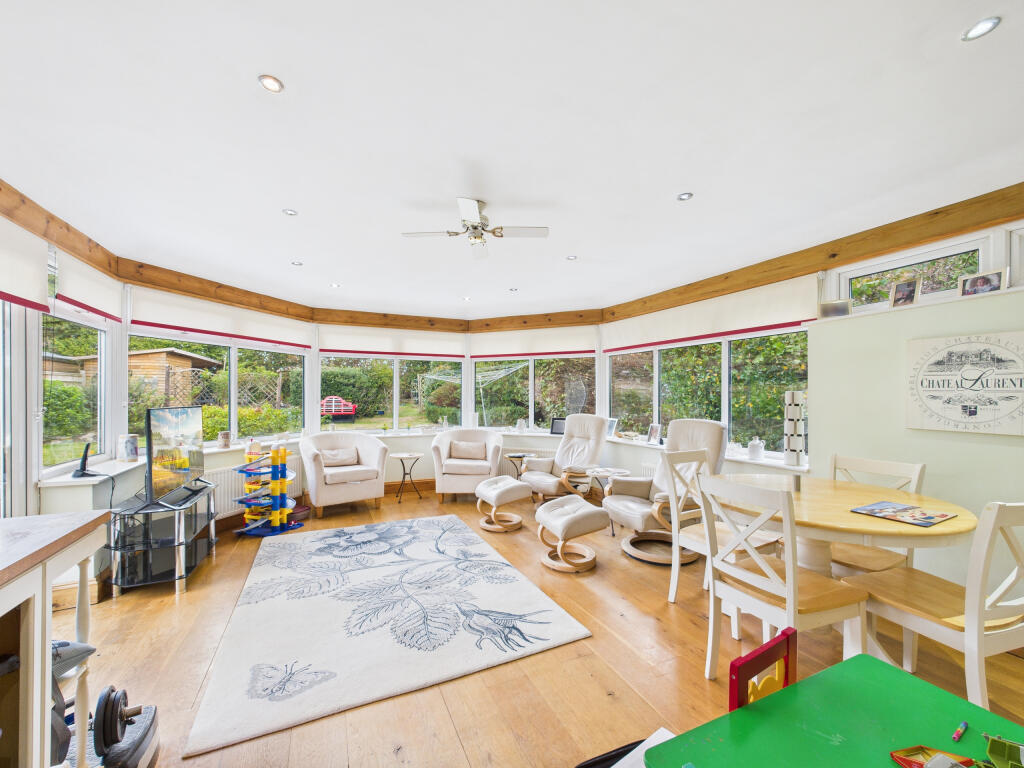 CAM01354G0-PR0589-STILL035