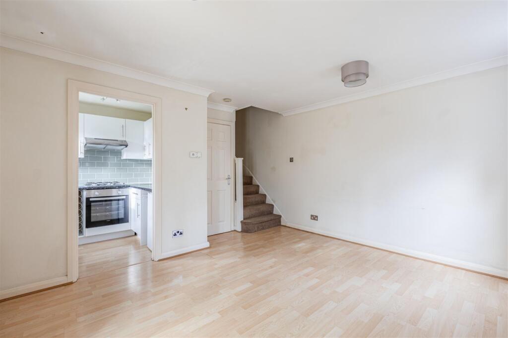 45 Viscount Gardens, KT14 6HE - 5.jpg