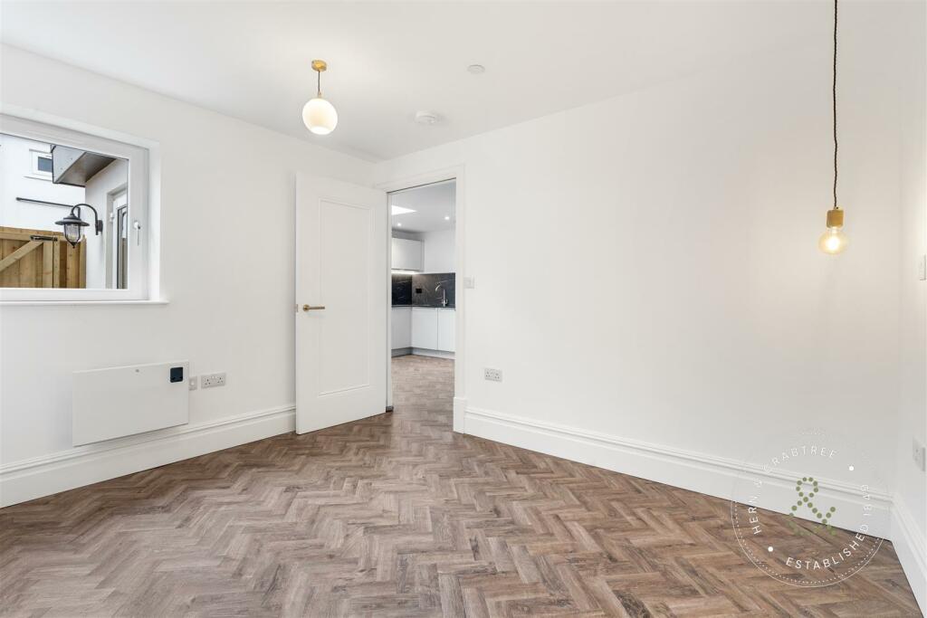 Cathedral Road, Apt 3, HernCrabtree (12).jpg