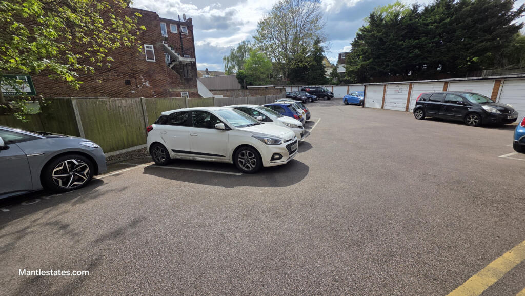 COMMUNAL PARKING
