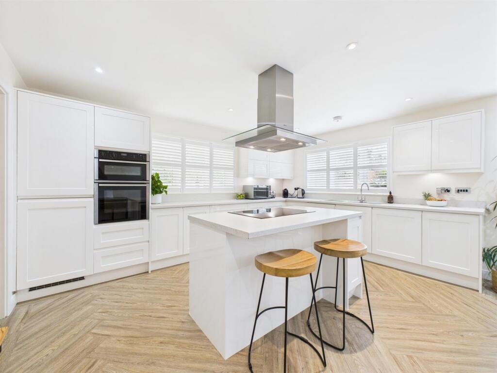 Stylish Fitted Kitchen