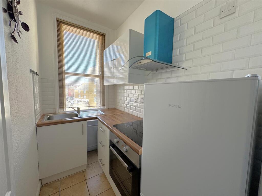 Flat 5 Kitchen.jpg