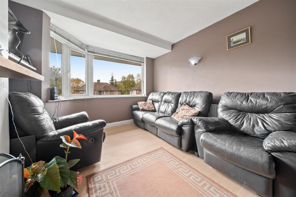 8 Windsor Avenue, Colliers Wood, SW19 2RR-2.jpg