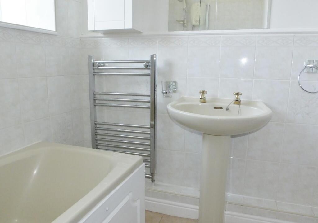 18 - bathroom.jpg