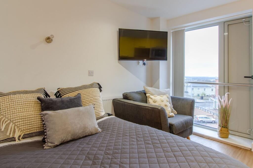 A cozy double bedroom featuring a comfortable b...
