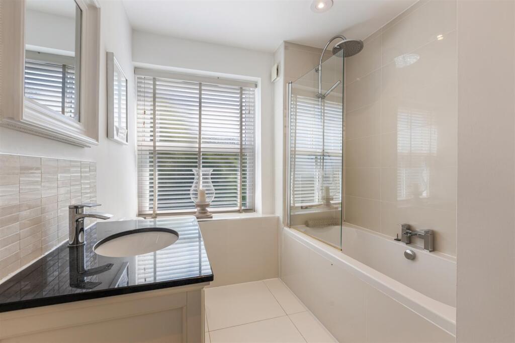 A20 - The Hamptons, Torquay - 250429.jpg