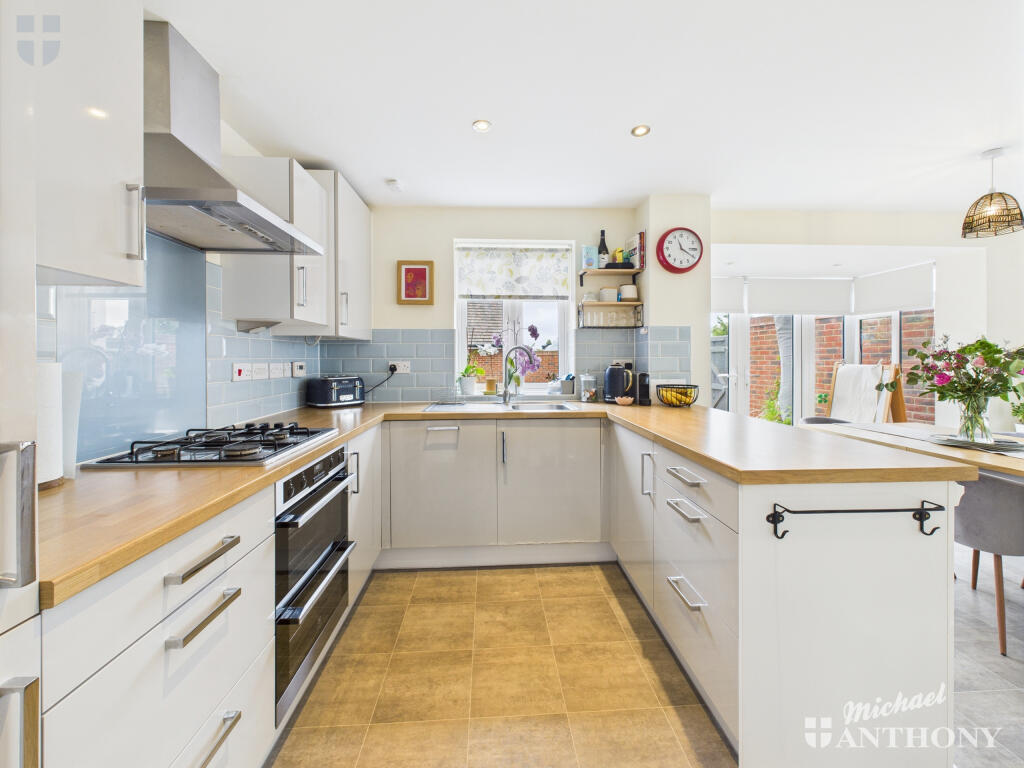 CAM03852G0-PR0306-STILL016