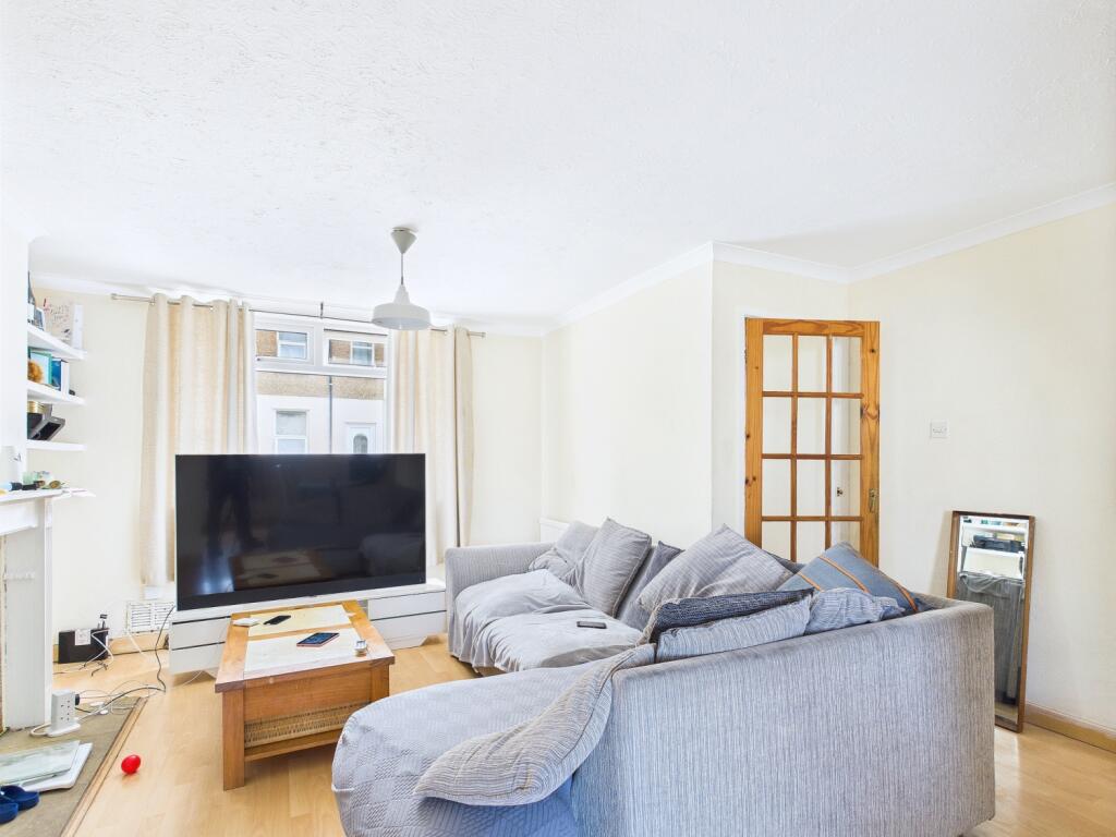 CAM01338G0-PR0128-STILL005