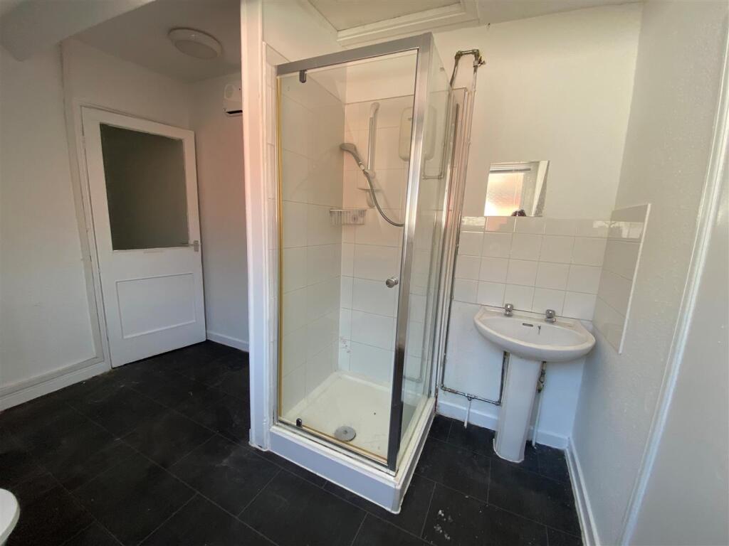 40a Station Road - bathroom.jpg