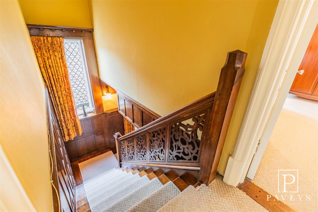 FIRST FLOOR LANDING